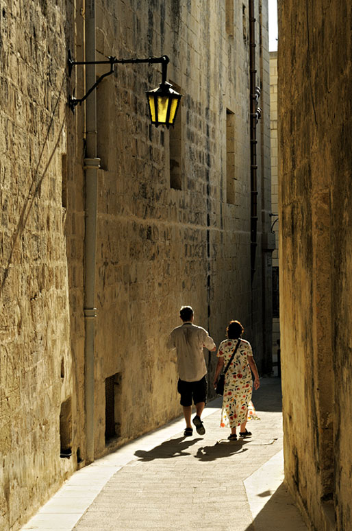 Couple dans une ruelle de la vieille ville de Mdina, Malte