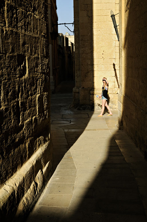 Jeune femme dans les ruelles de Mdina, Malte