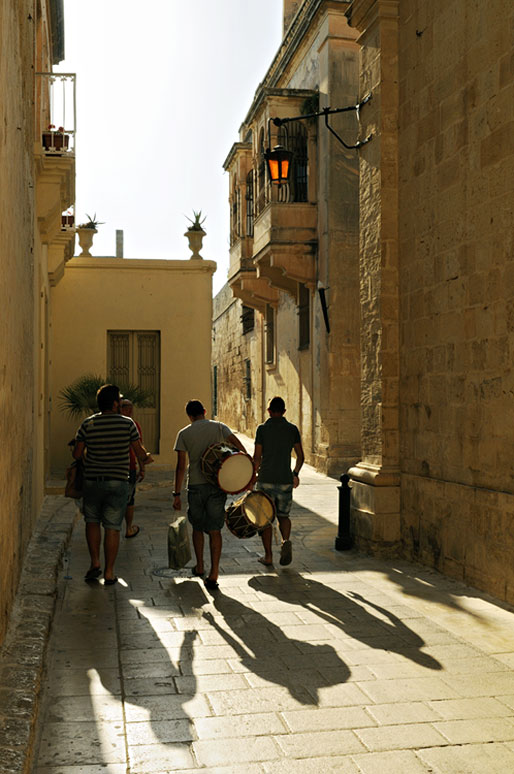 Jeunes hommes dans une ruelle de Mdina, Malte