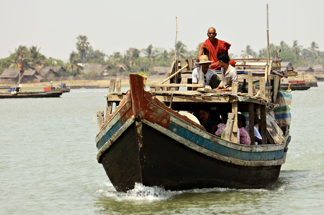 Moine sur un bateau sur la rivière Kaladan dans l'état Arakan