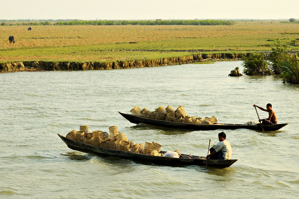 Transport de paniers sur de petits bateaux dans l'état Arakan, Birmanie