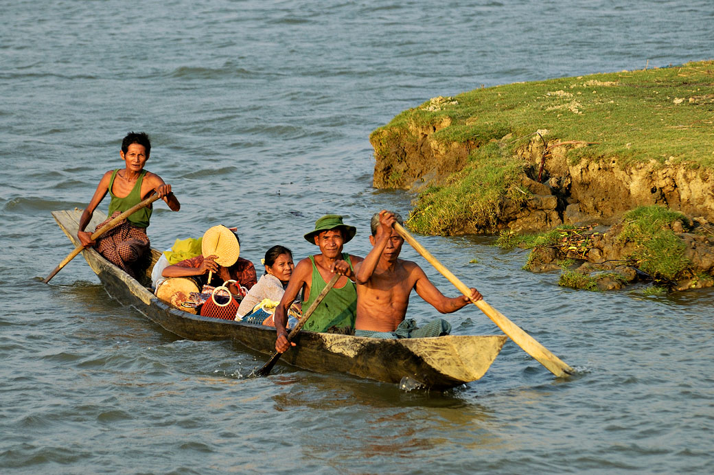 Transport de personnes sur un petit bateau en bois, Birmanie