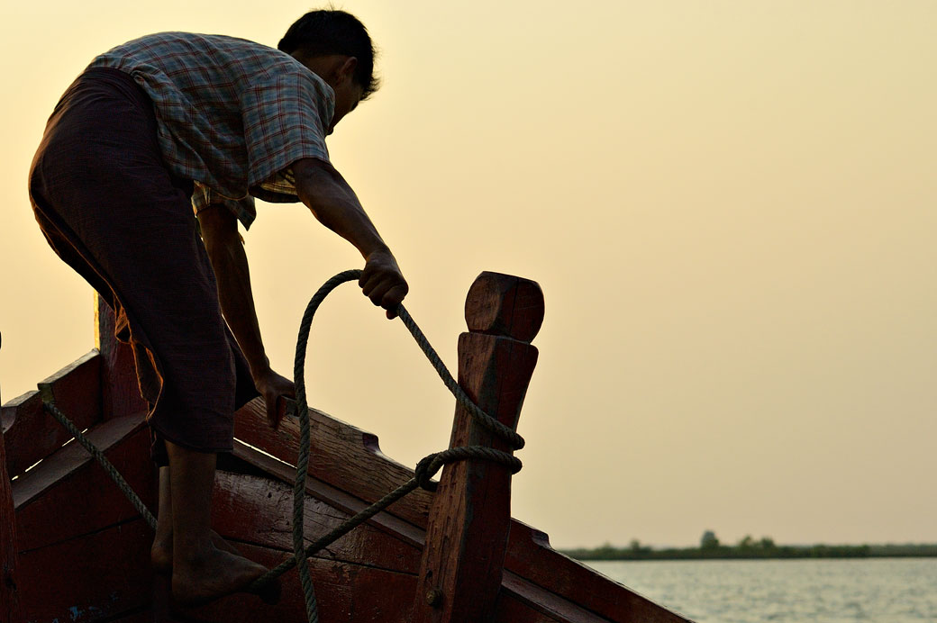 Matelot manipulant une corde sur un bateau, Birmanie