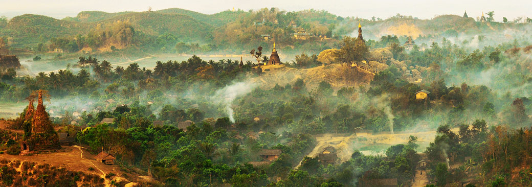 Panorama sur la cité perdue de Mrauk U au petit matin, Birmanie