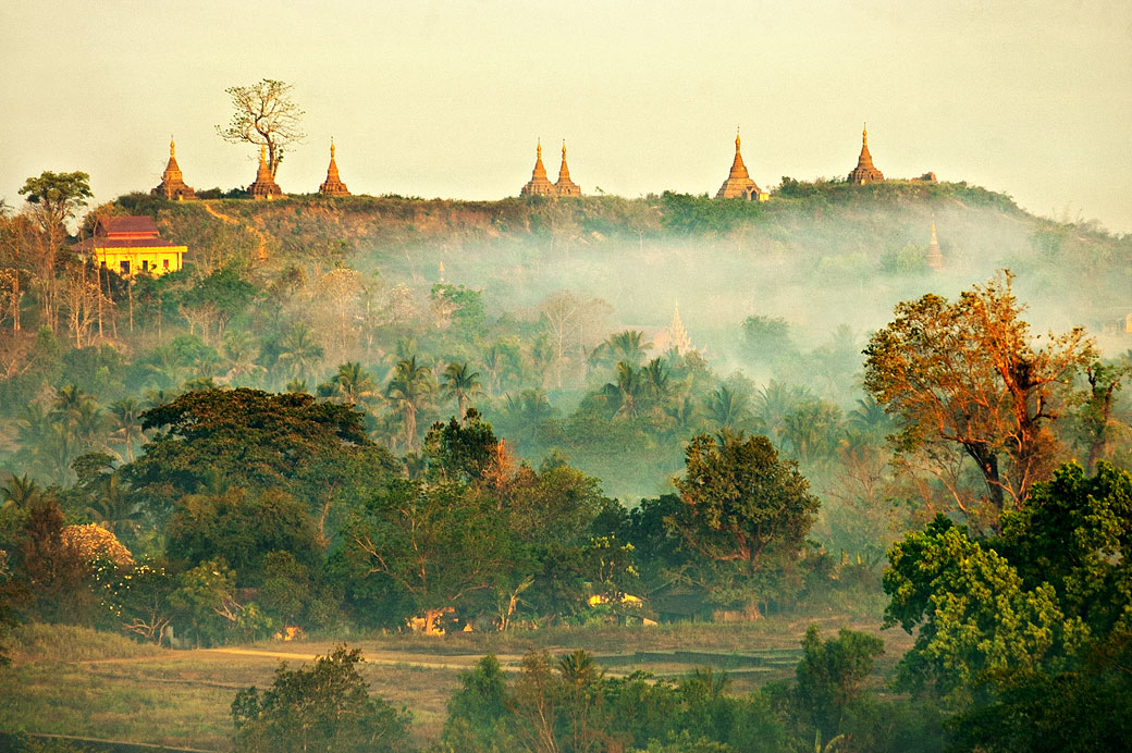 Lever de soleil sur les stupas de Mrauk U, Birmanie