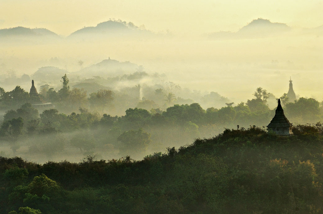 Brume matinale sur les pagodes de Mrauk U, Birmanie