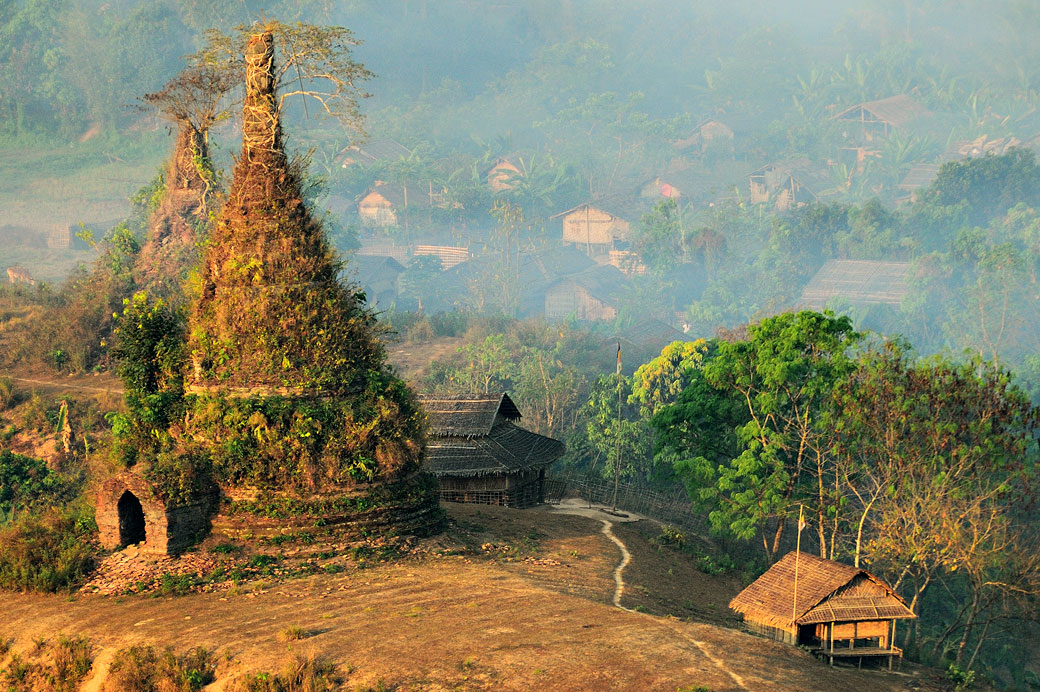 Vieille pagode envahie par la végétation à Mrauk U, Birmanie