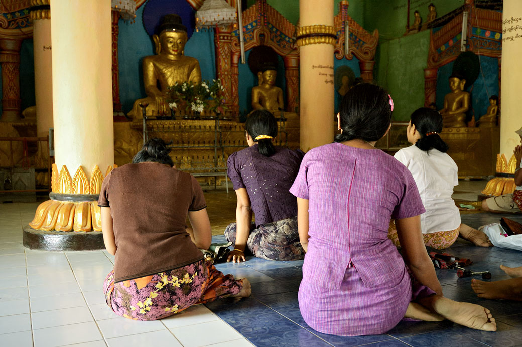 Femmes dans la pagode Sakya Manaung à Mrauk U, Birmanie