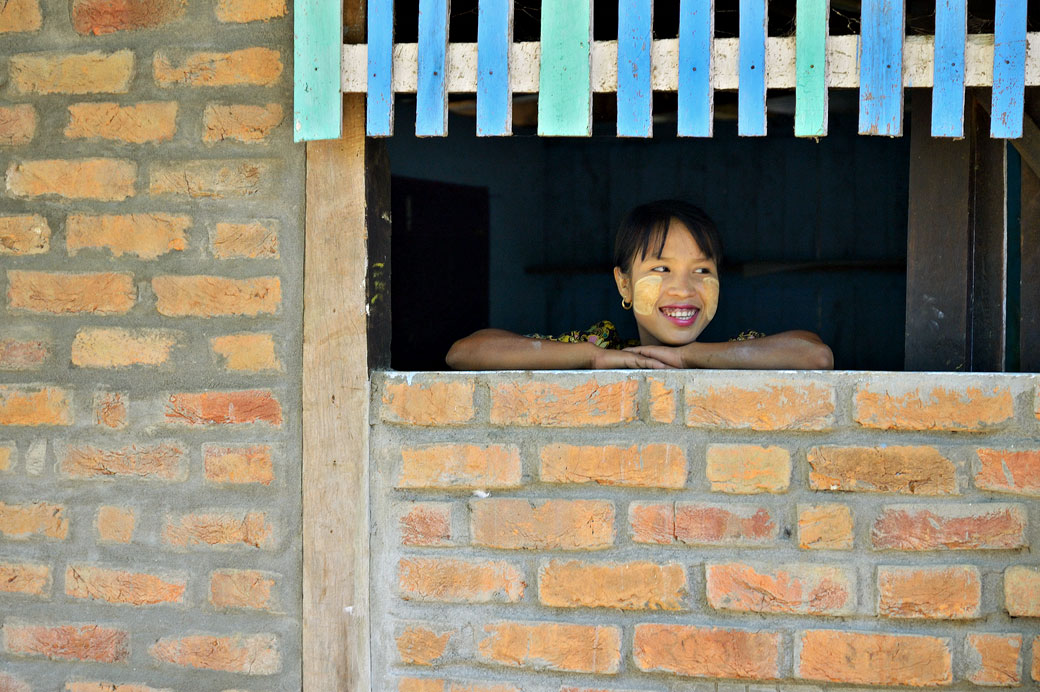 Sourire d'une jeune femme avec du thanaka à Mrauk U