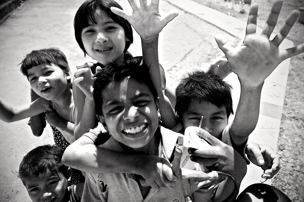 Groupe d'enfants souriants à Mrauk U, Birmanie