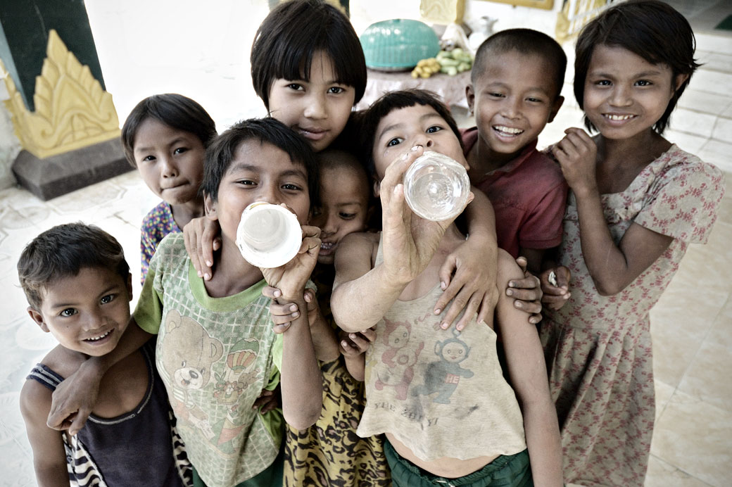 Groupe d'enfants facétieux à Mrauk U, Birmanie