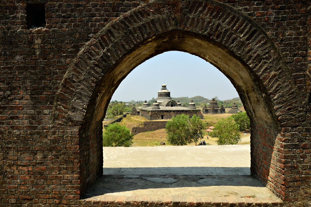 Temple de Htukkanthein depuis le temple de Shitthaung à Mrauk U