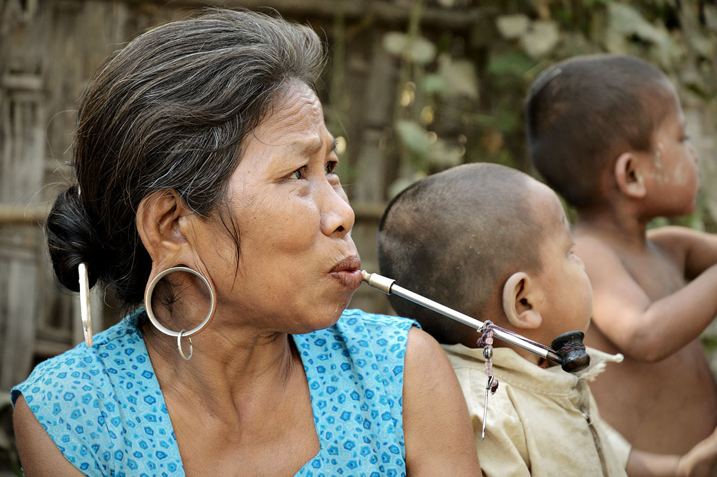 Femme Thet avec un pipe à Mrauk U, Birmanie