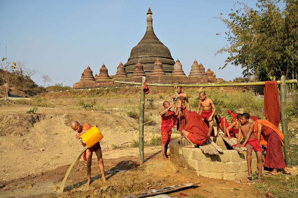 Moines devant la Pagode Ratanabon à Mrauk U, Birmanie