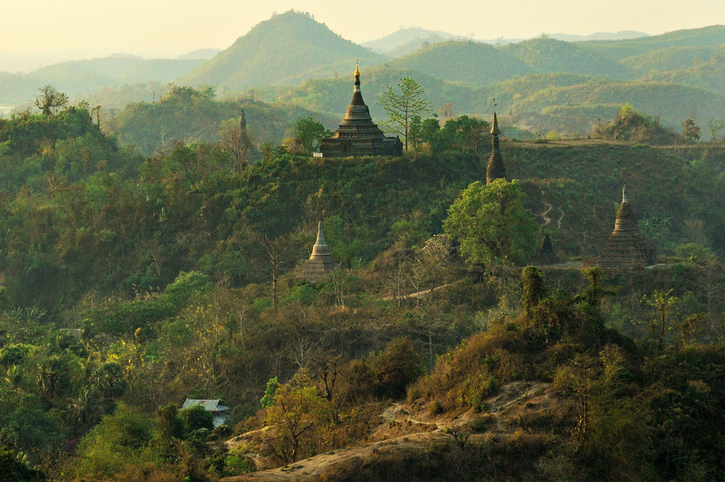 Collines et pagodes en fin de journée à Mrauk U, Birmanie