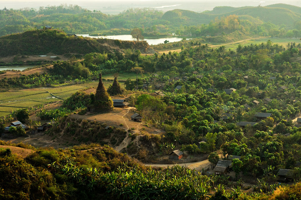 Vieilles pagodes en fin de journée à Mrauk U, Birmanie