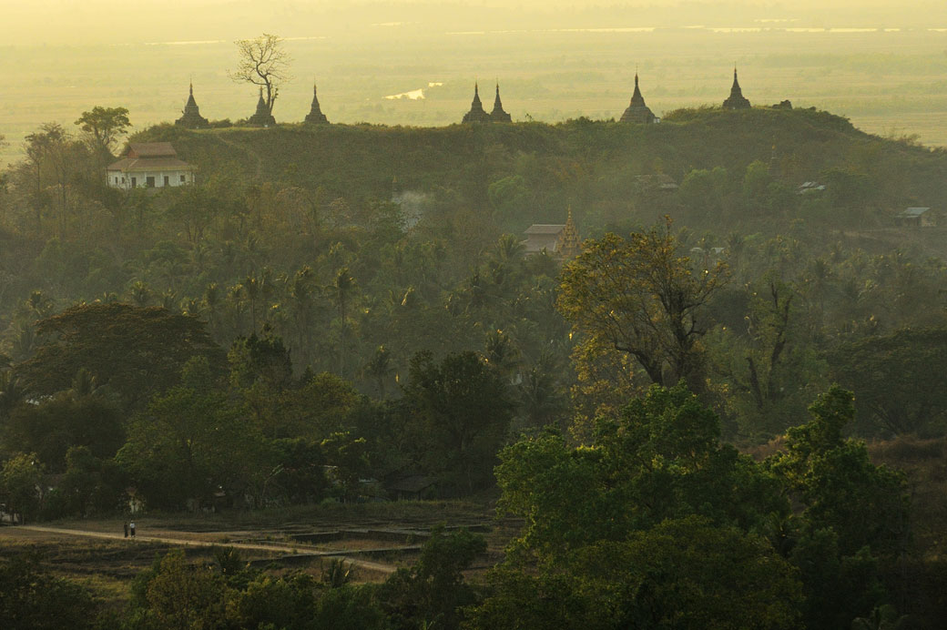 Sept stupas sur une colline de Mrauk U en fin de journée, Birmanie