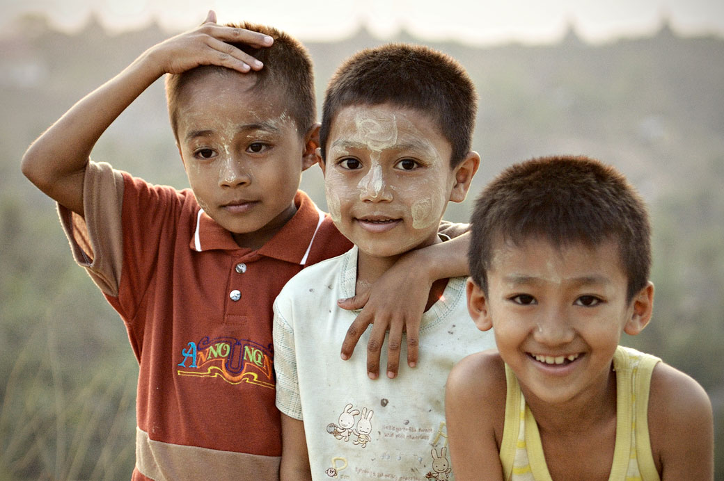 Trois jeunes garçons avec du thanaka à Mrauk U, Birmanie