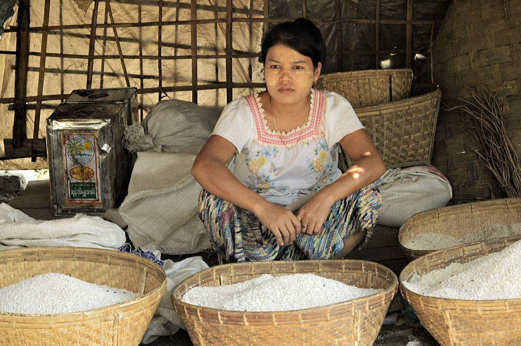 Vendeuse de riz au marché de Mrauk U, Birmanie