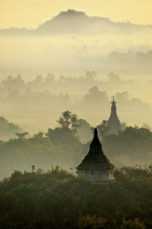 Brume et pagodes de Mrauk U à l'aube, Birmanie