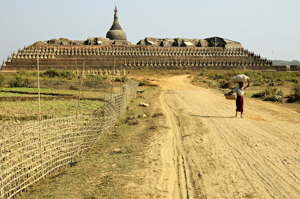 Femme devant le Temple de Kothaung à Mrauk U, Birmanie