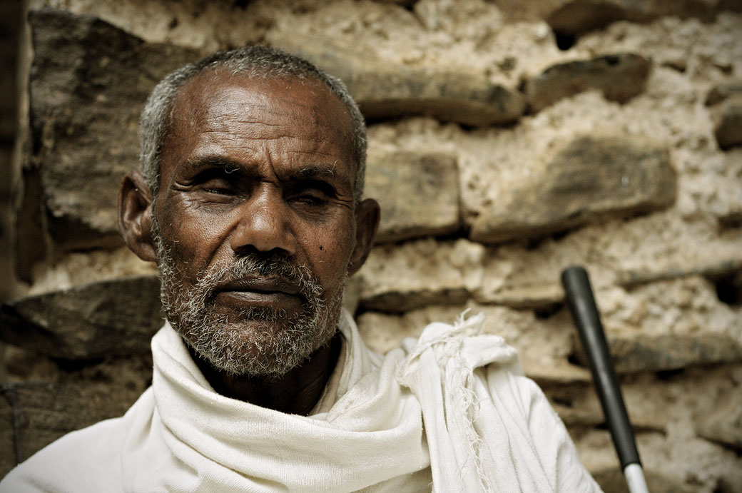 Homme aveugle près d'une église de Gondar, Ethiopie