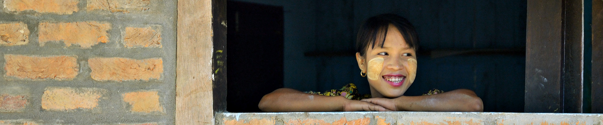 Top image jeune femme souriante à Mrauk U, Birmanie