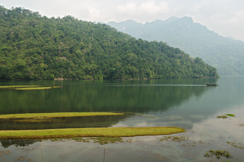 Petit bateau sur le lac de Ba Be, Vietnam