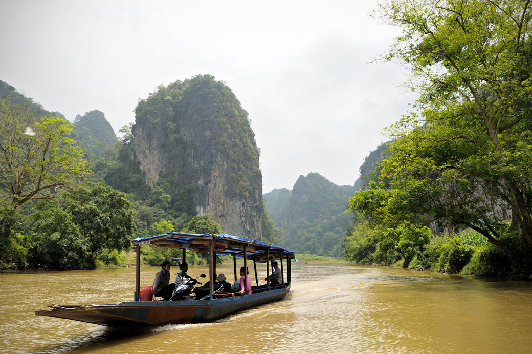 Bateau local sur le lac de Ba Be, Vietnam