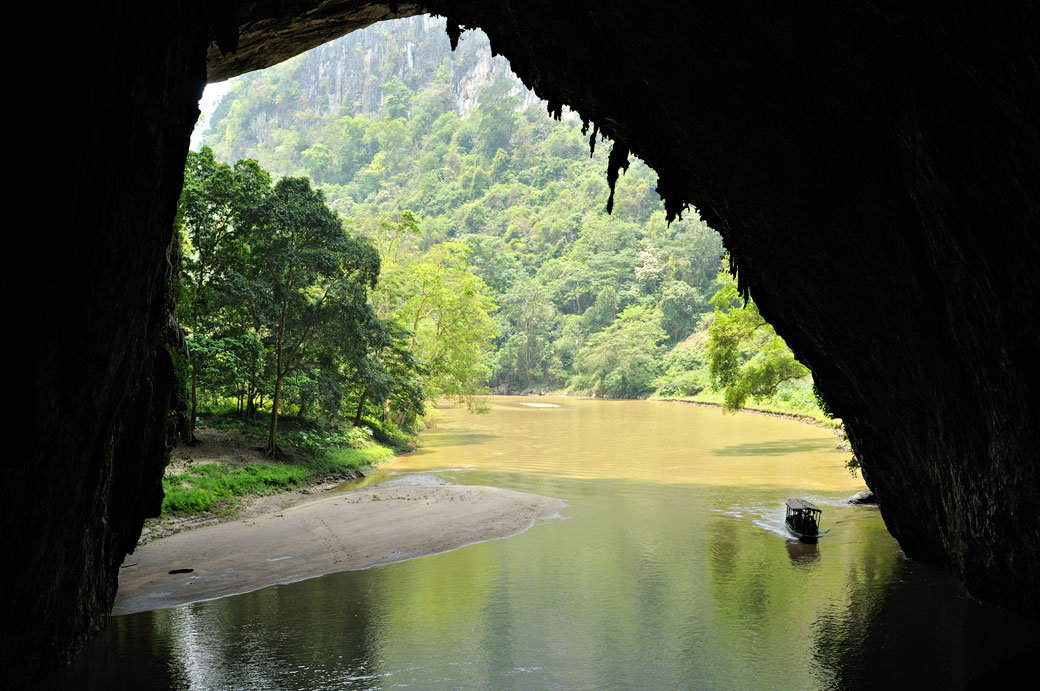 Bateau qui entre dans la grotte de Puong, Vietnam