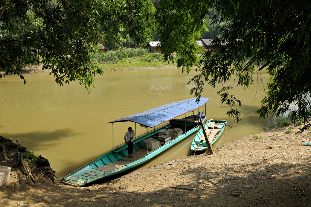 Bateau typique naviguant sur le lac de Ba Be, Vietnam