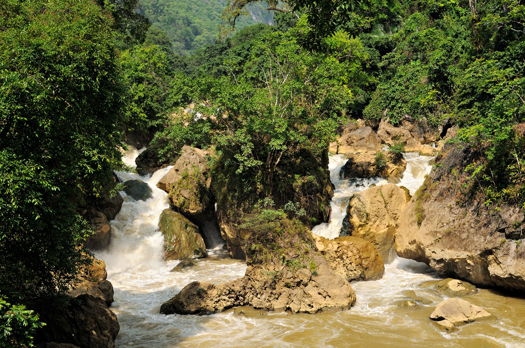 Chute de Dau Dang dans le parc national de Ba Be, Vietnam