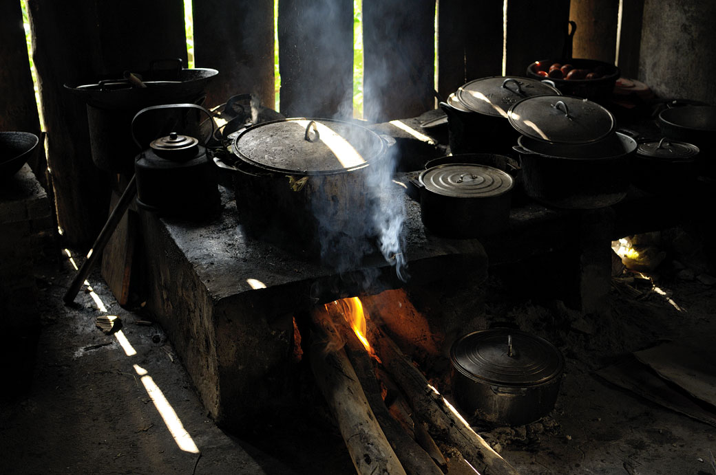 Casseroles sur le feu dans une cuisine sombre, Vietnam