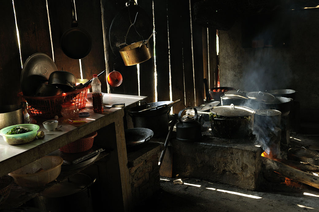 Casseroles sur le feu dans une cuisine de restaurant, Vietmam