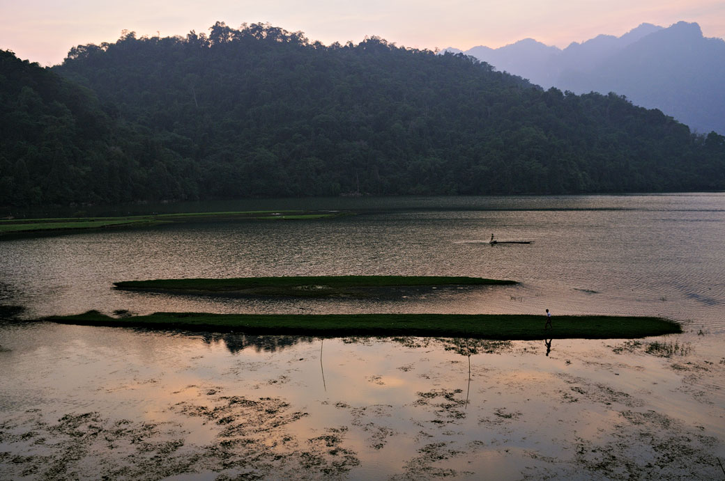 Fin de journée au lac de Ba Be, Vietnam