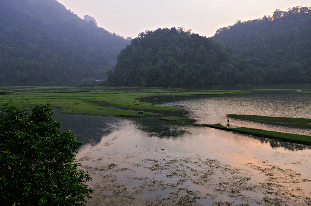 Fin de journée au bord du lac de Ba Be, Vietnam