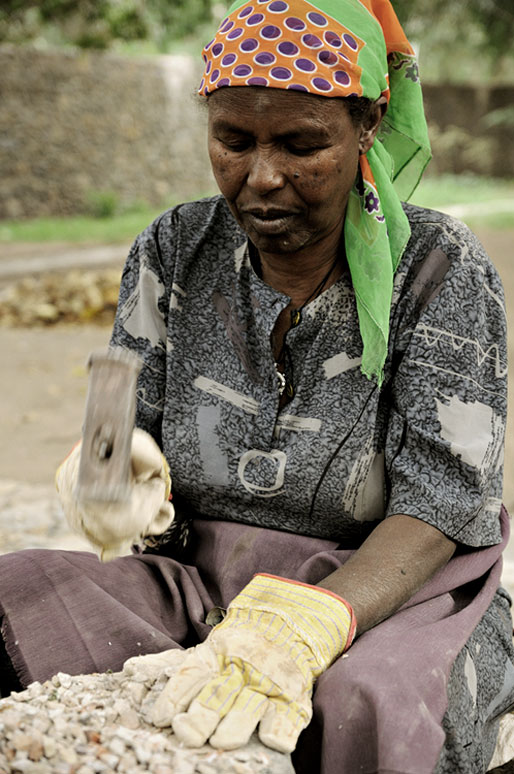 Ouvrière qui casse des pierres à Gondar, Ethiopie