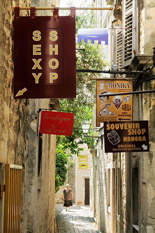 Enseignes de commerces dans la vieille ville de Trogir, Croatie