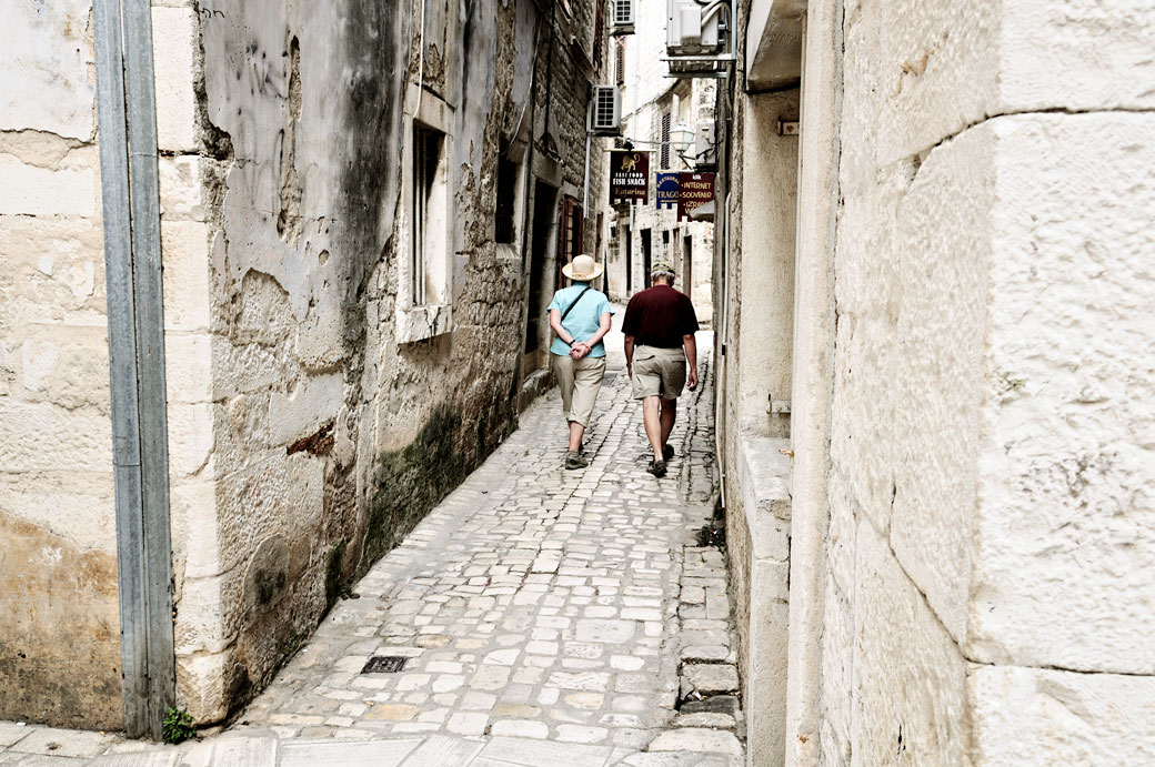 Couple âgé dans une ruelle de Trogir, Croatie