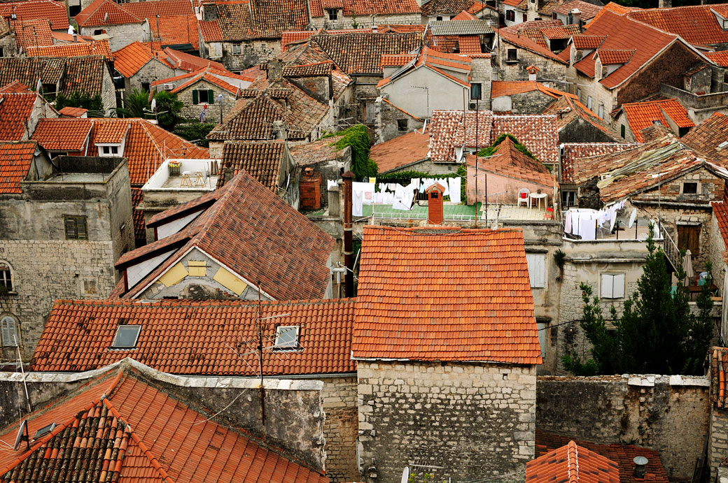 Au-dessus des toits du centre historique de Trogir, Croatie