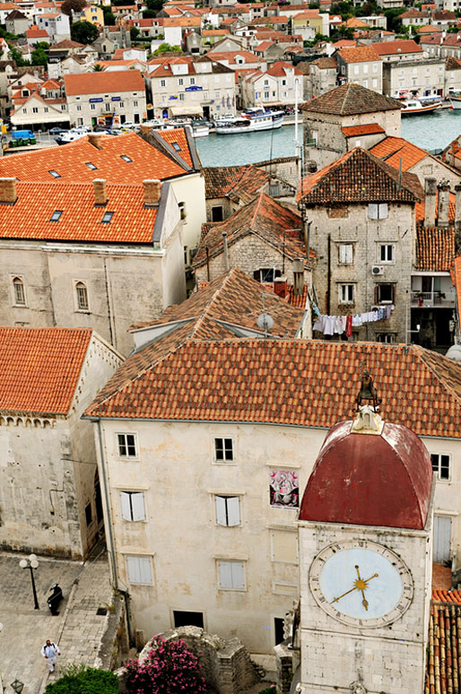 Toits et horloge dans la vieille ville de Trogir, Croatie