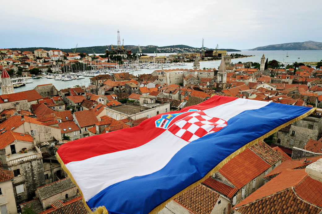 Drapeau croate flottant au-dessus de la ville de Trogir, Croatie