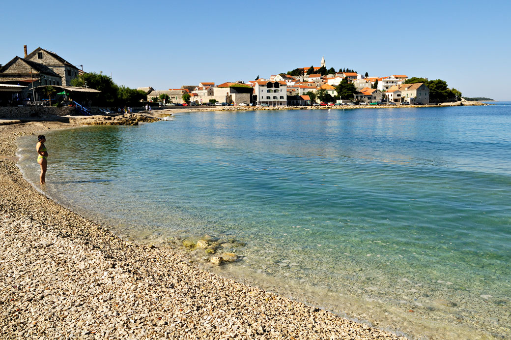 Plage de galets au sud de Primošten, Croatie