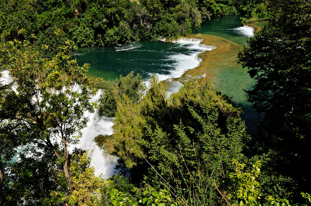 Rivière et cascades dans le parc national de Krka, Croatie