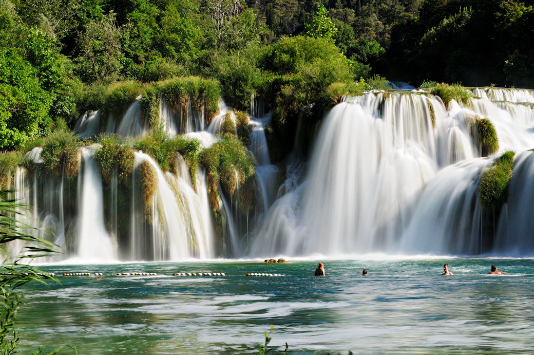 Baigneurs et cascades de Skradinski Buk, Croatie