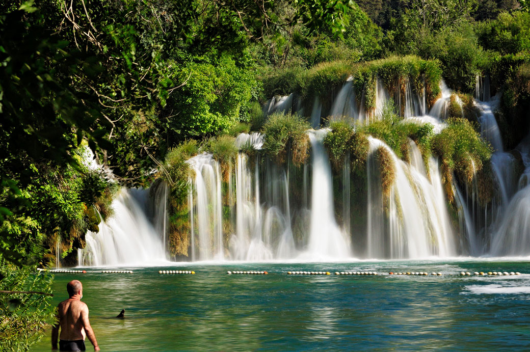 Baigneur devant les cascades de la rivière Krka, Croatie