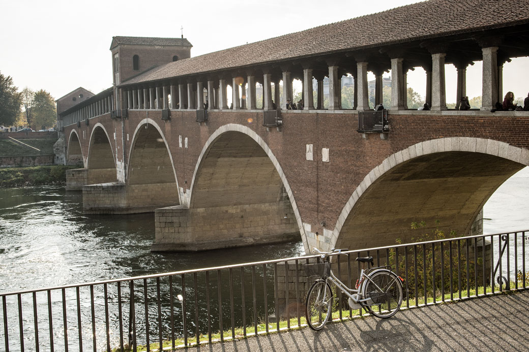 Vélo devant le Pont couvert de Pavie, Italie