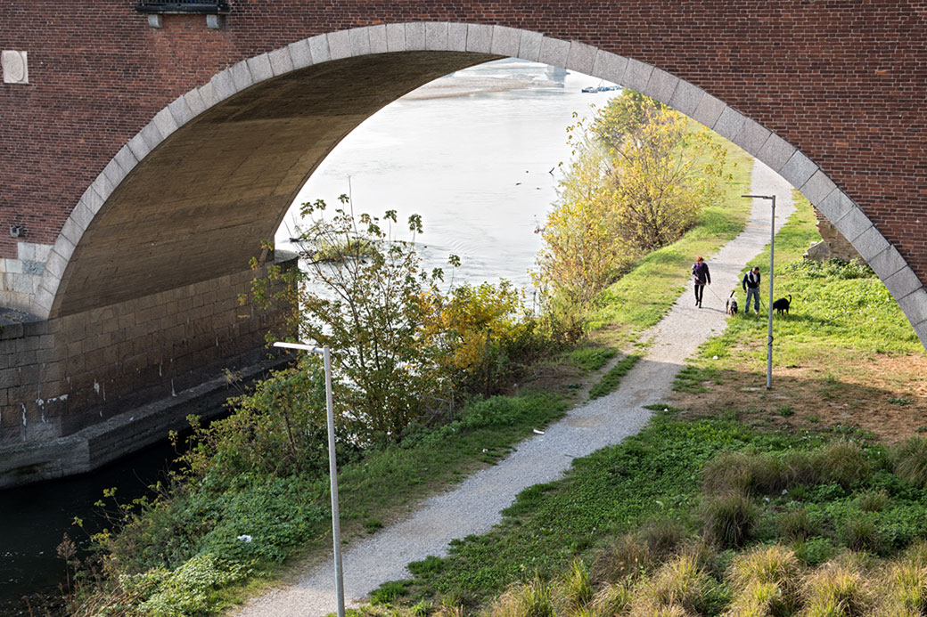 Promeneurs sous le Pont couvert de Pavie, Italie