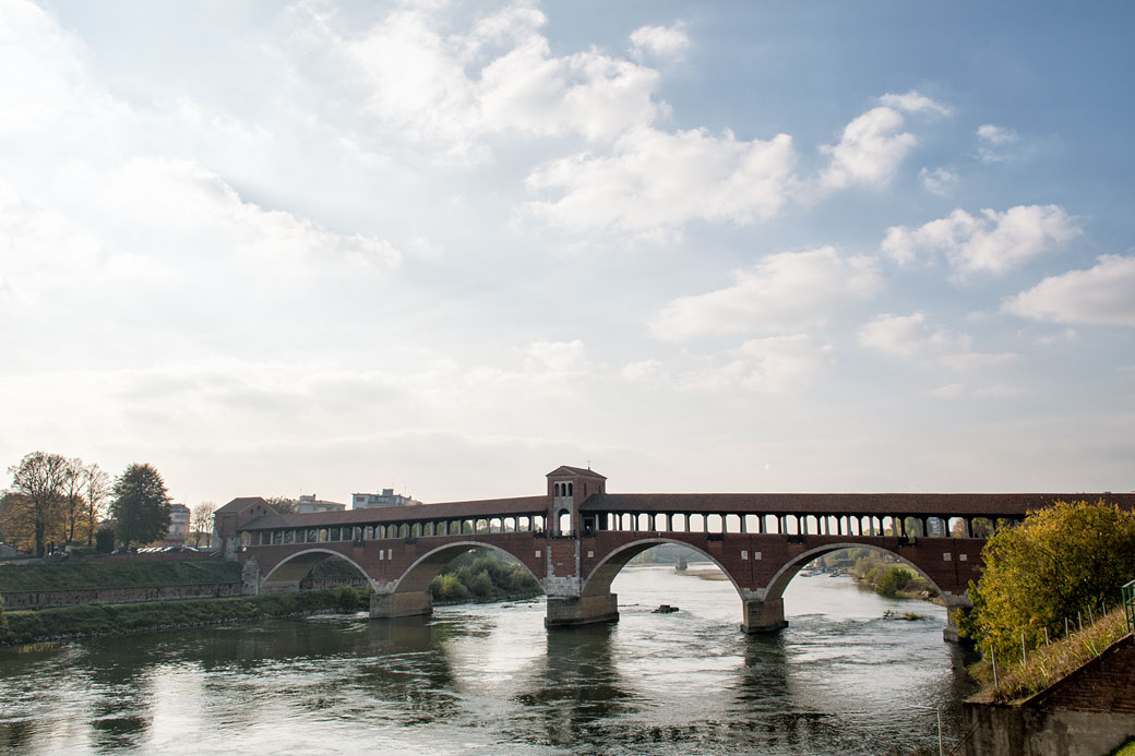 Le Pont couvert de Pavie et la rivière Tessin, Italie