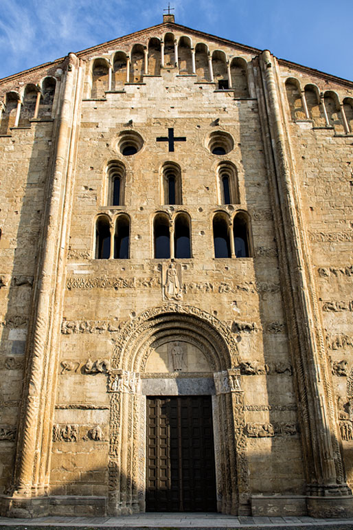 Façade de la basilique San Michele Maggiore de Pavie, Italie